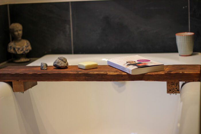 Die Badewannenablage aus Treibholz ist ein Accessoire für das Badezimmer, das einen natürlichen Charme verleiht.