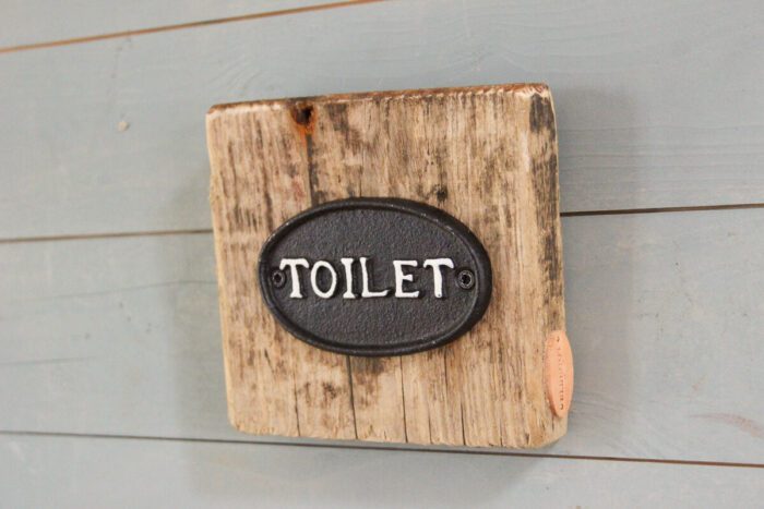 Toilet Schild Emaille auf Treibholz