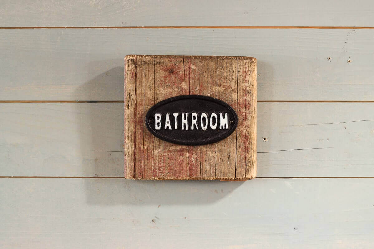 Emaile Schild Bathroom auf Treibholz