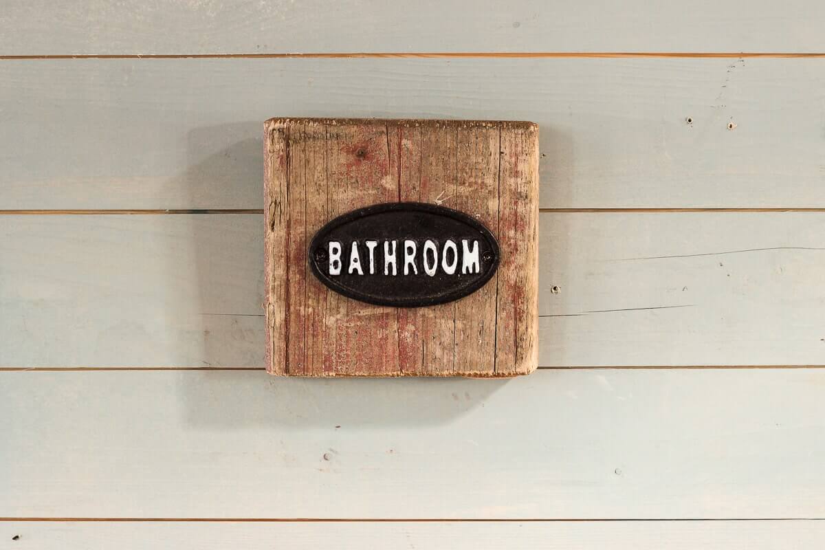 Schild Bathroom auf Treibholz