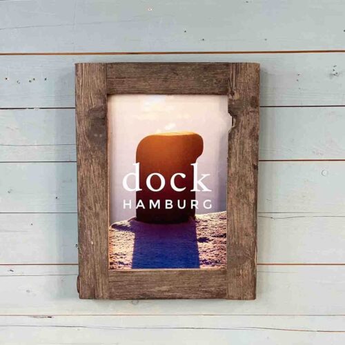 Hafenmoment im Treibholzrahmen