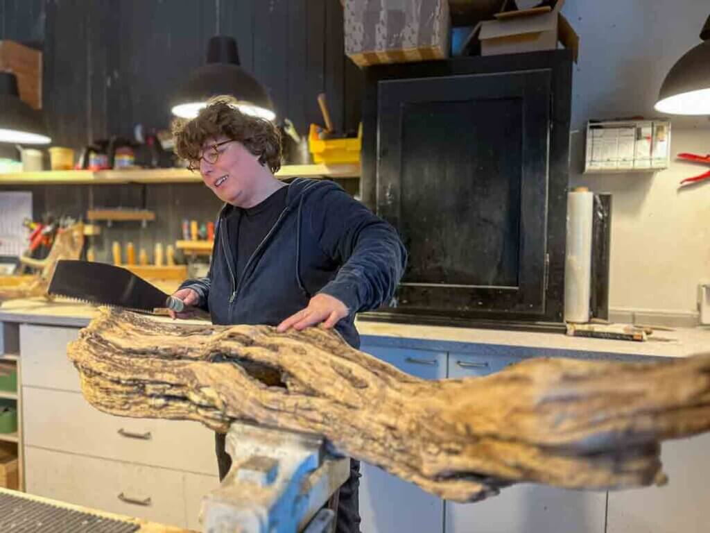 Arbeit an einem großen Treibholzstück in der Treibholz-Werkstatt