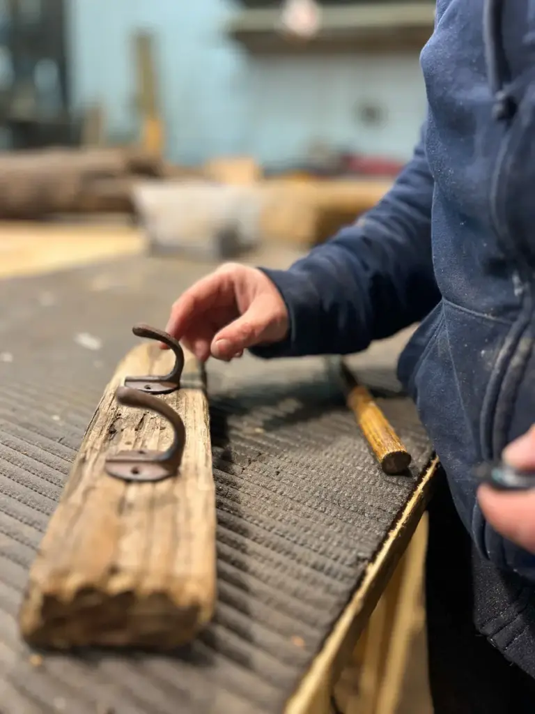 Werkstatt arbeit haken ans brett schrauben