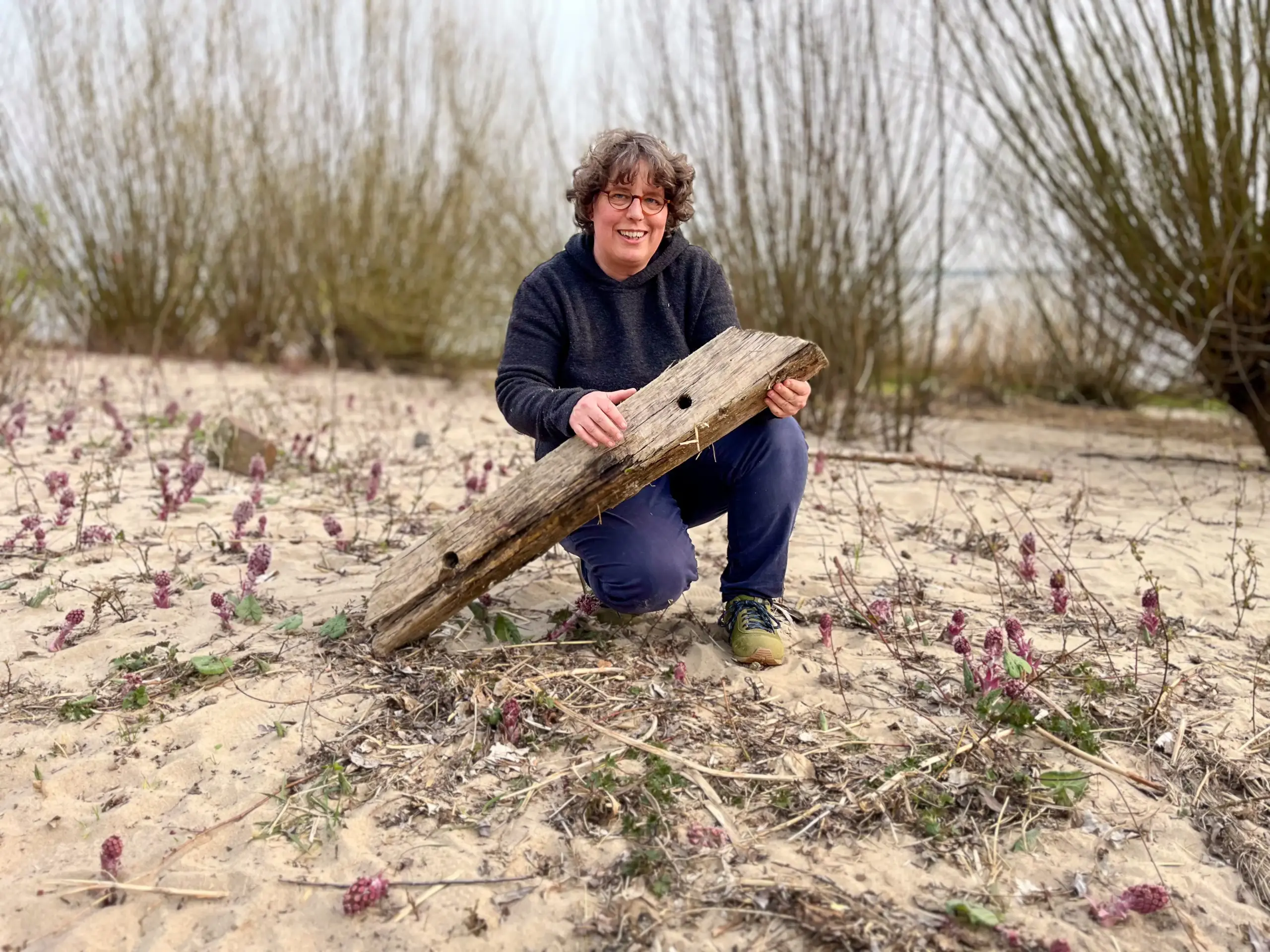 Francisca beim Treibholz sammeln an der Elbe