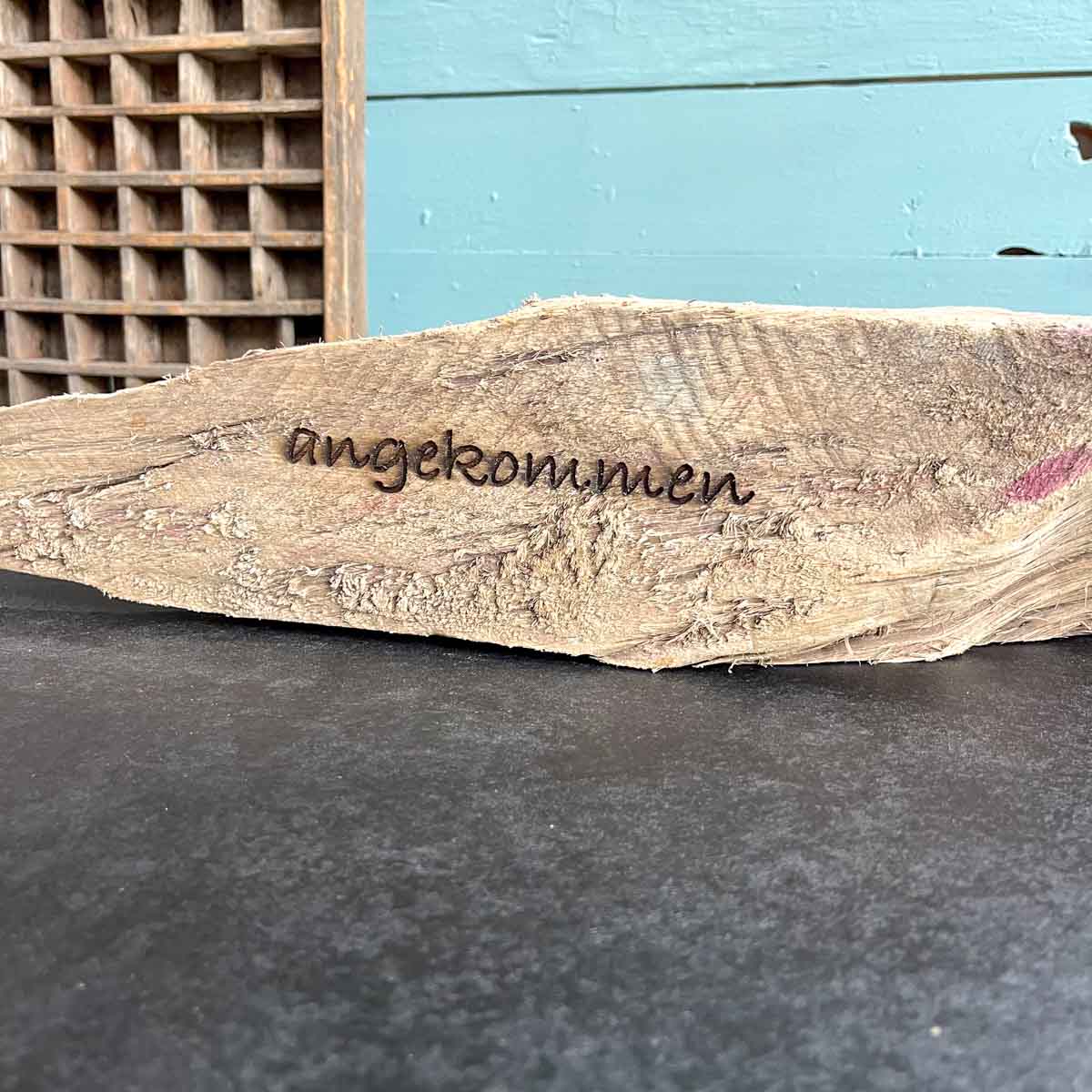 Treibholz Schild angekommen