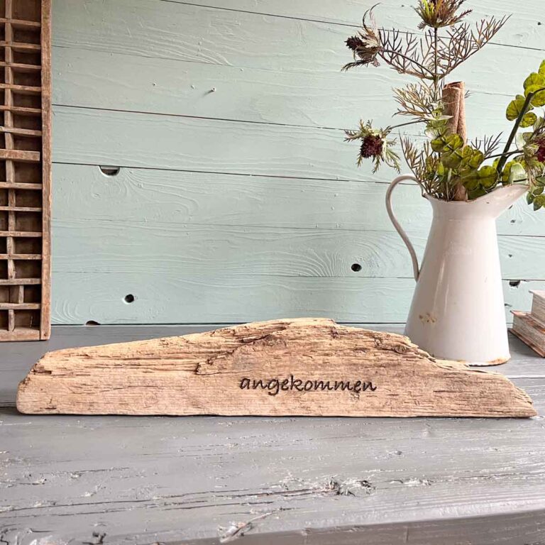 Treibholz Schild angekommen